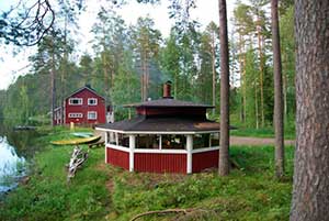 Ruukin Tuvan retkeilymaja sijaitsee idyllisesti Kiltuajärven rannassa.
